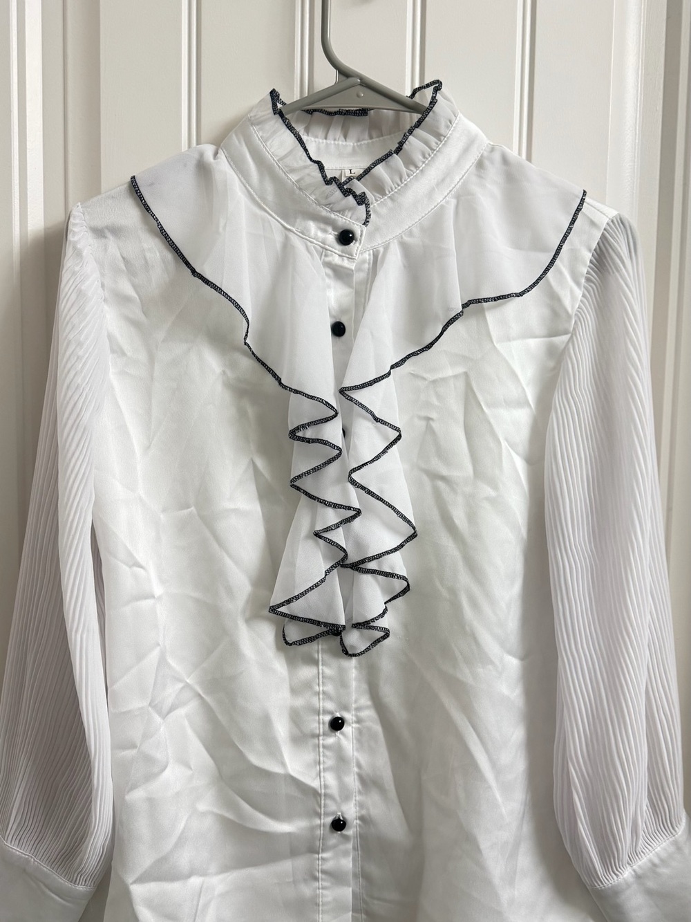Source Unknown White Ruffle Front Button-Down Shirt with Black Trim
